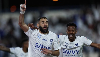 爱游戏体育-戴帽+独造4球！38岁本泽马完美首秀：率队6-0终结3连平，3分领跑
