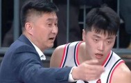 爱游戏体育登录入口-如此主力前锋？21分钟仅4分1板+罚球7中2，球迷：你是职业球员？