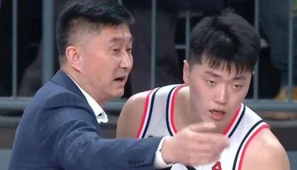 爱游戏体育登录入口-如此主力前锋？21分钟仅4分1板+罚球7中2，球迷：你是职业球员？